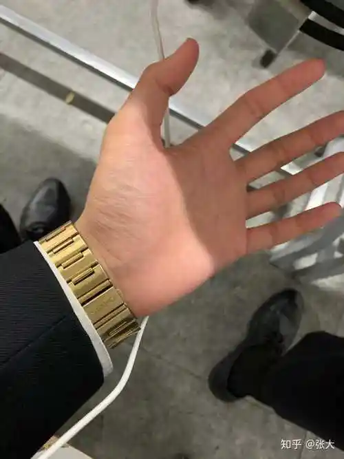 的手,小时候就感觉自己手挺正常的,直到至今没找到一位比我手指长的人