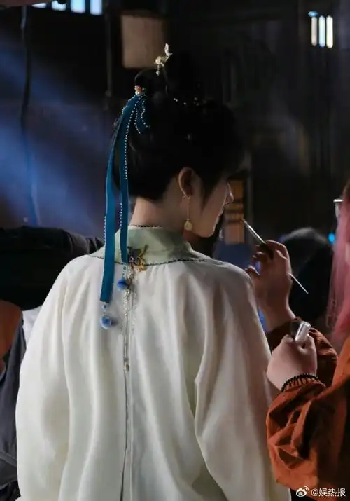 李兰迪《朝雪录》秦莞的剧组日常花絮图,美女的造型好看吗?