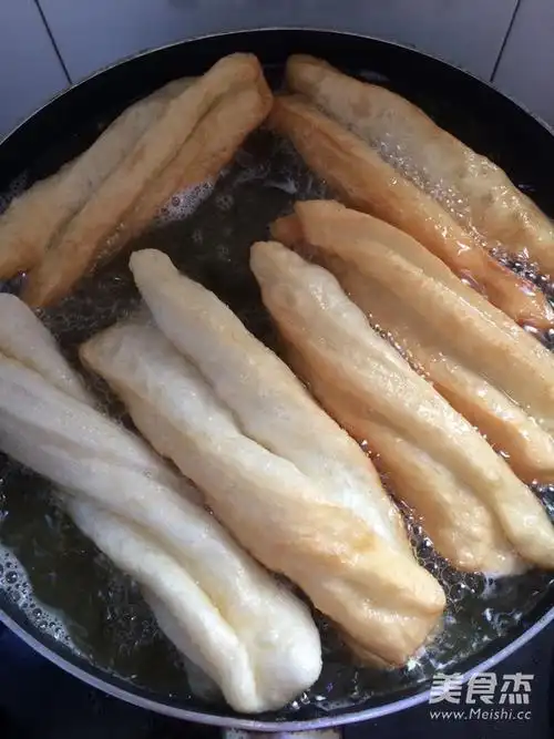 炸油条,炸油条的家常做法 - 美食杰炸油条做法大全