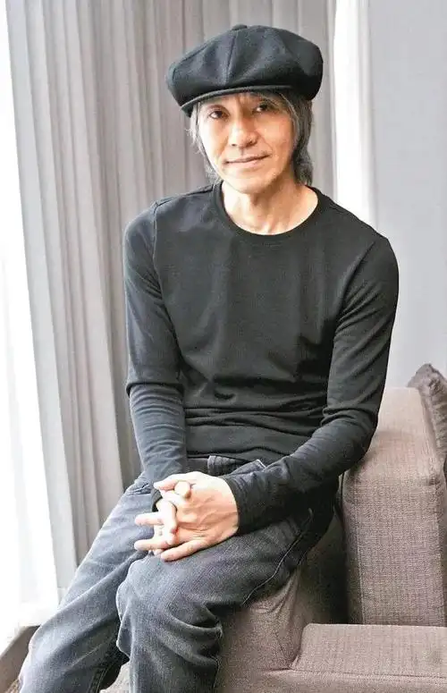 60岁周星驰暴瘦,白发模样流出多年好友曝近况