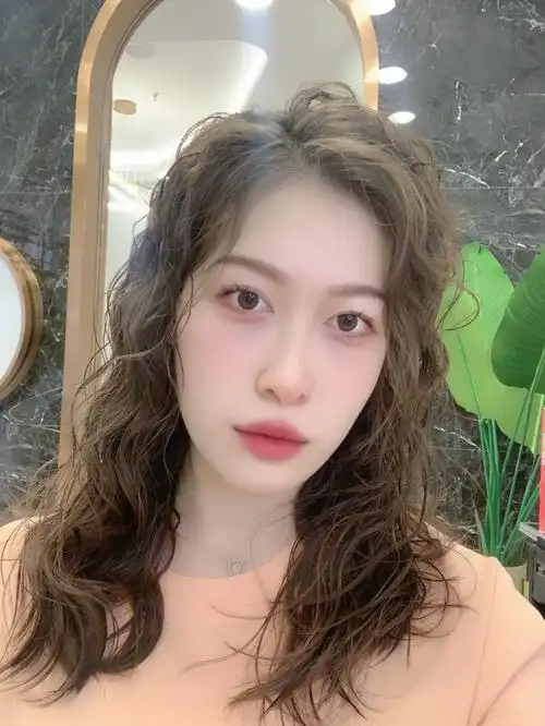 超级显发量多的发型网红烫发