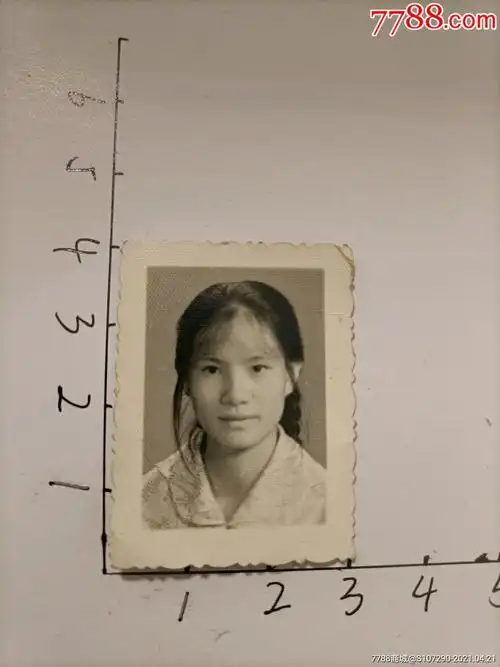 80年代女士证件照