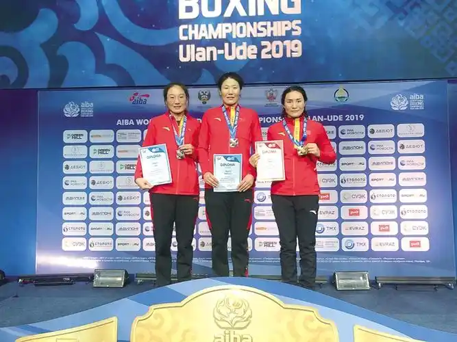 杨柳(左),杨晓丽(中),窦丹赛后合影10月13日,2019年世界女子拳击锦标