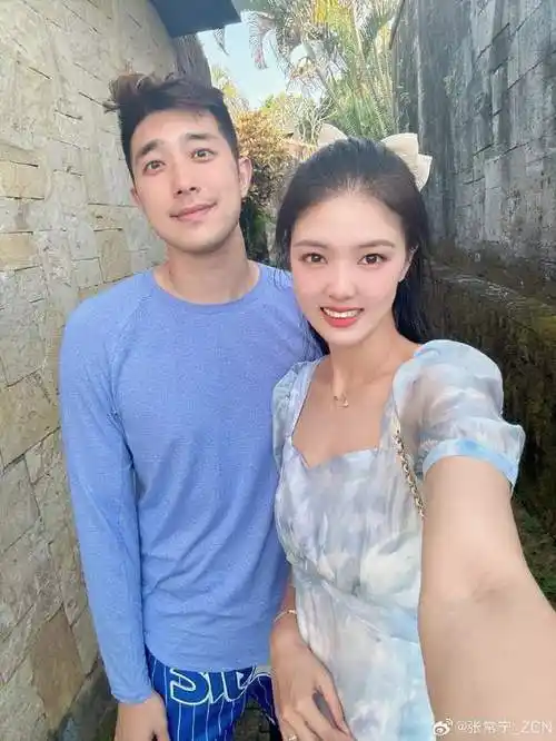 张常宁头等舱飞新疆探班吴冠希,晒小两口郎才女貌同框|冠希哥|沙滩