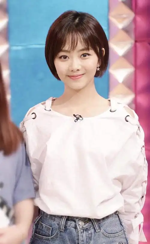 谭松韵剪了短发更嫩了穿白色上衣配牛仔短裤录节目低调却时髦