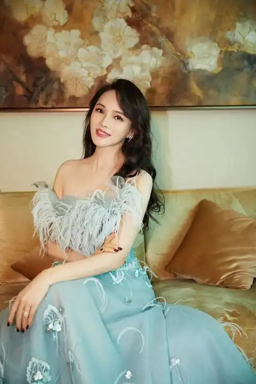 伊能静少女感好强,用羽毛裙凹造型不显沉重,秀端庄优雅好高级