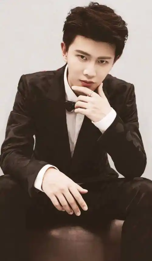 脸部瘦削,五官精致小巧,看着就赏心悦目其实,任嘉伦现代装配上黑发