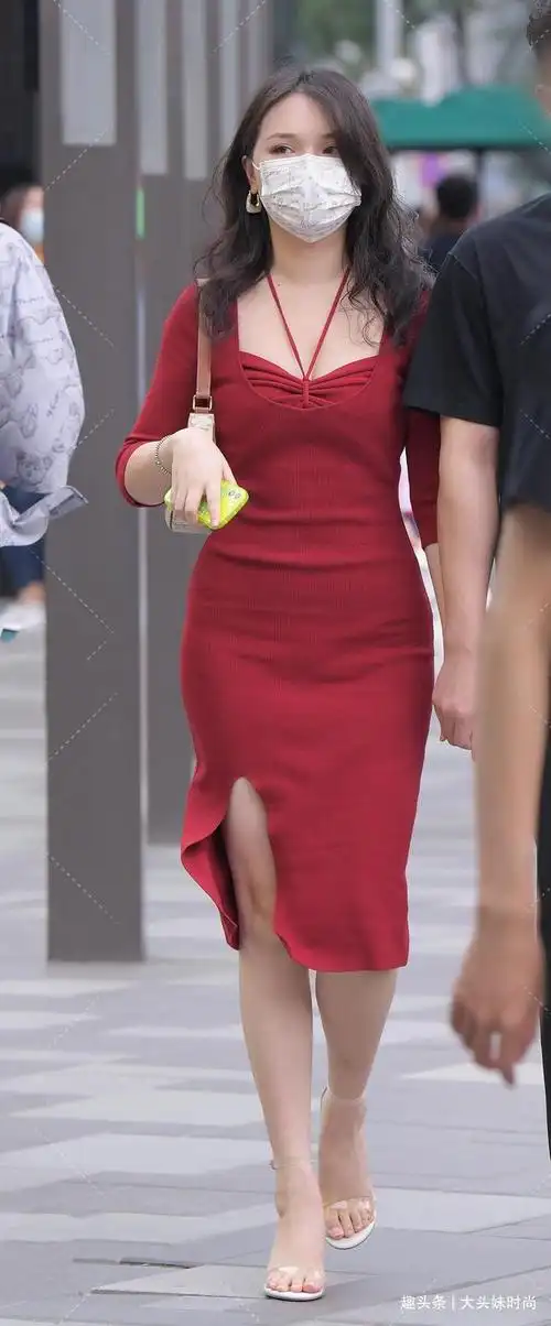 小姐姐一袭红色连衣裙十足甜美生动演绎轻熟小女人风
