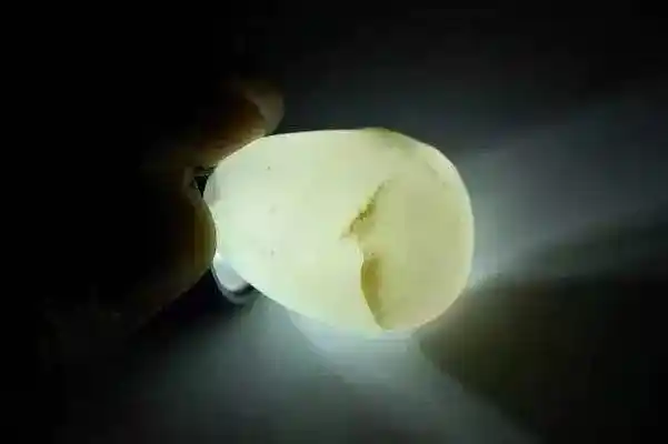 和田玉灯光下的棉絮状图   第1张