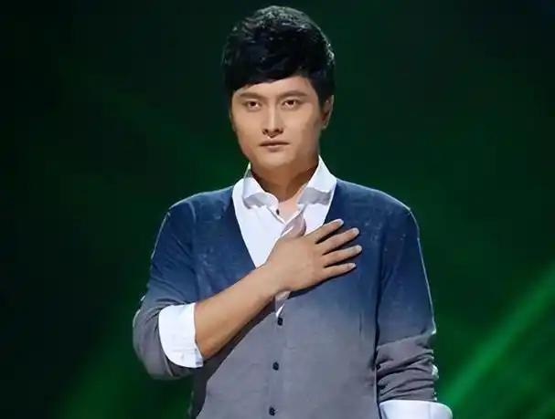 回顾歌手云飞放弃家庭去支教成名后与妻子离婚今娶古典女神