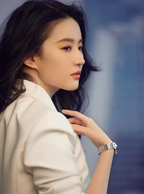 刘亦菲出席活动一袭白色西服,清新靓丽,恬静温婉!