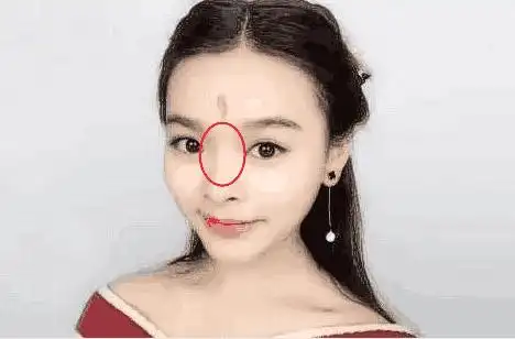 鼻小且露骨鼻子,面相十二宫之一的财帛宫,不仅可以从鼻子看出一个人的