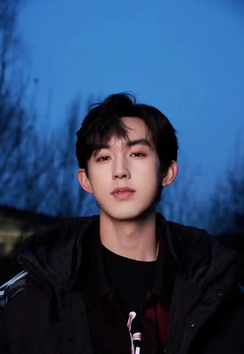 郭俊辰现身央视春晚第四次联排,绿色棒球服青春有活力,校园男友即视感