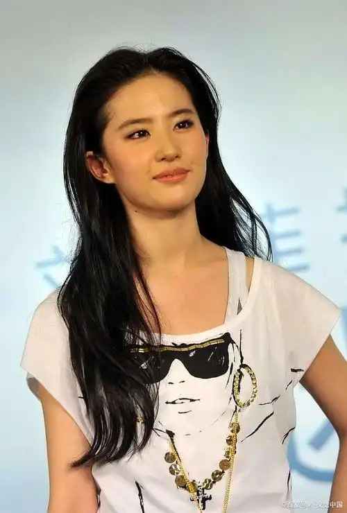 当年整容成刘亦菲的姑娘现在如何了