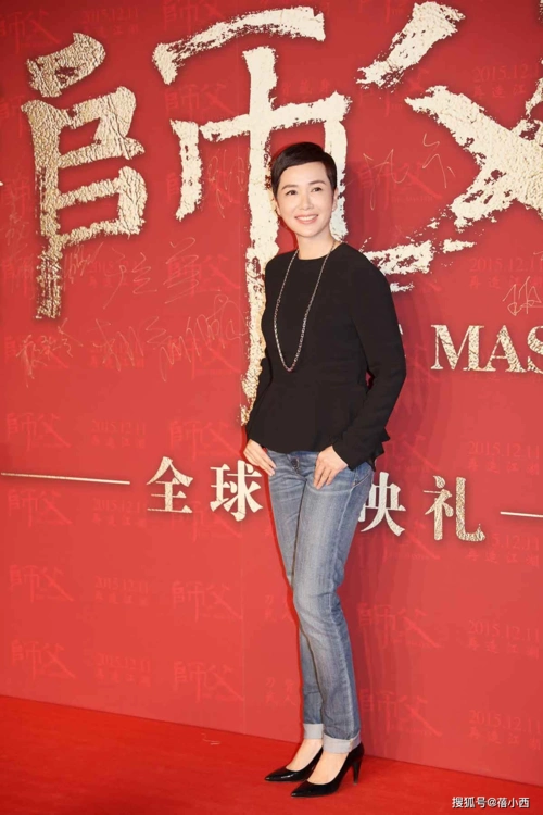 原创66年的蒋雯丽越穿越年轻一身黑穿搭再戴藏青色渔夫帽超减龄