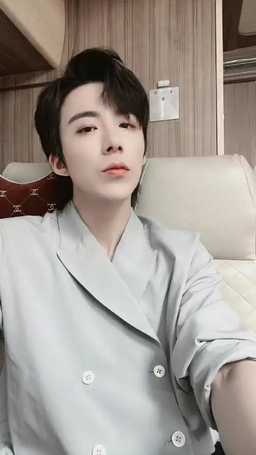 刘宇宁一念关山白衣侧颜路透