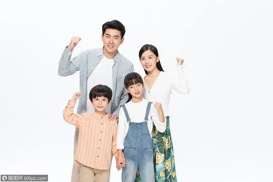 一家四口亲密幸福相伴加油