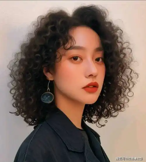 告别老气横秋,中短发这样烫,时尚减龄又显气质_发型_效果_卷发