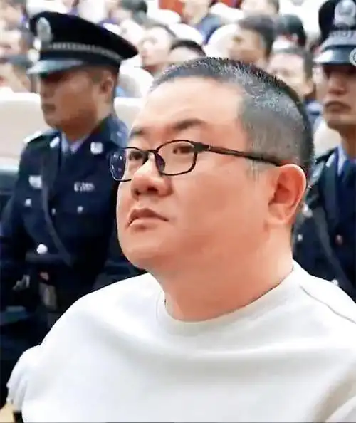 1994年10月,当时身为武警学校学生的孙小果在昆明环城南路强行将两位