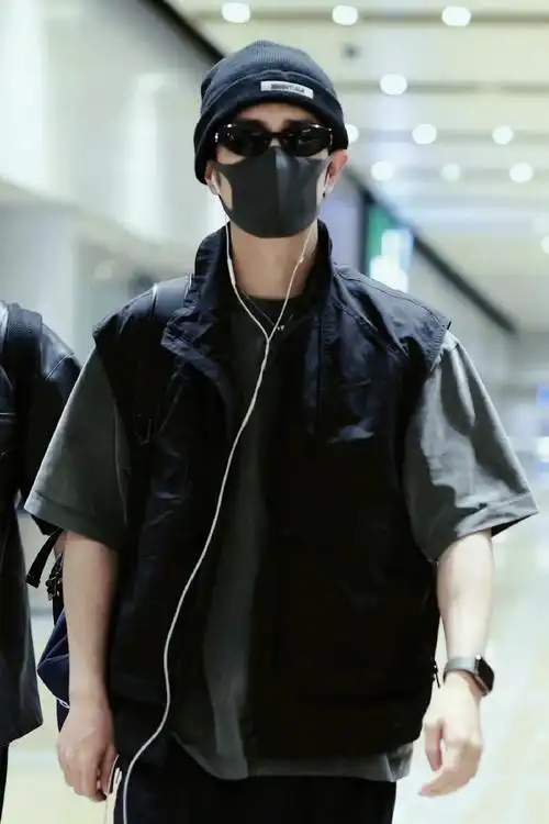 肖战回国机场穿搭