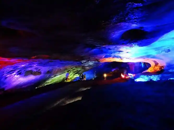 蜿蜒在洞顶的双龙,一条黄龙,一条青龙,我顺着妈妈手指的方向看,还真有