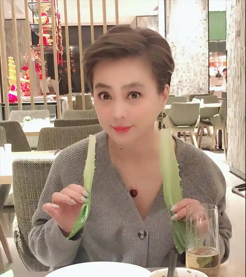 李玲玉如果不那么要强,生活也许会少几分咸苦多几分甜蜜.
