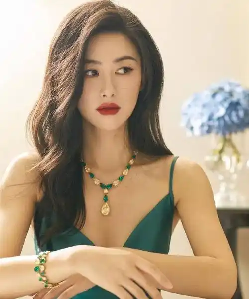 原创朱珠艳而不妖身材时尚玲珑让人一眼万年不愧是知性优雅女神