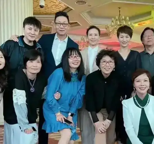 自去年禁入,合同解除后,主持人房海燕就消失在大家面前.