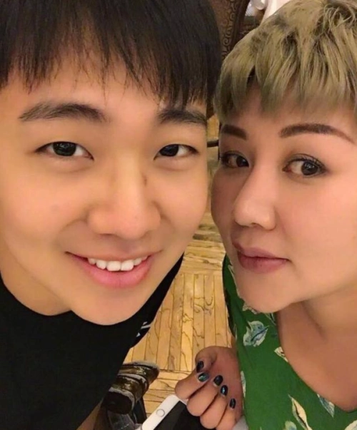 郭德纲现任妻子曝光看着好像是姐弟俩?