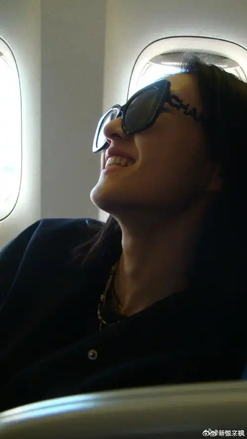 张子枫侧脸笑容##张子枫戴眼镜也垫纸