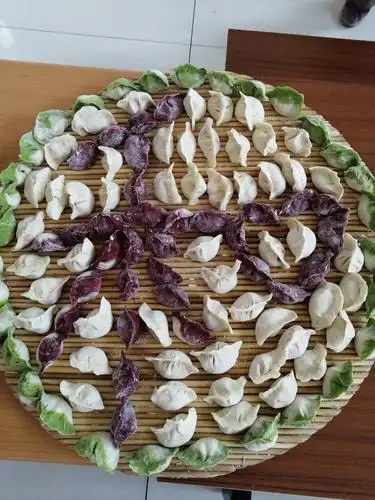 接下来,就是不计时的饺子摆盘比赛了!