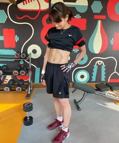 戴资颖晒照秀无敌腹肌,网友:连男生看了都自愧不如