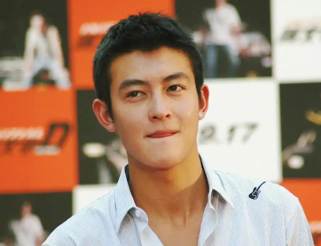 徐冬冬|陈冠希父母30岁照片曝光,母亲年轻时是大美人,神似"麦迪娜"