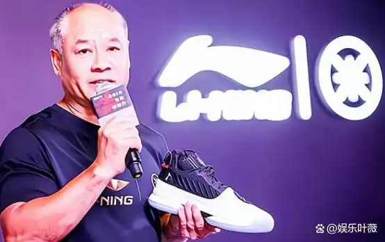 体操王子李宁近况身价达上百亿满头白发显老妻子貌美有韵味