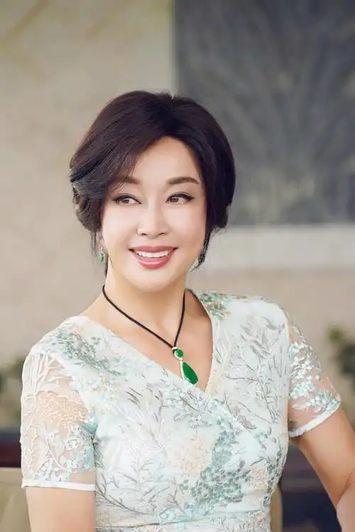 60岁的女人怎么穿看看年过六旬的刘晓庆就知道了时髦又范儿