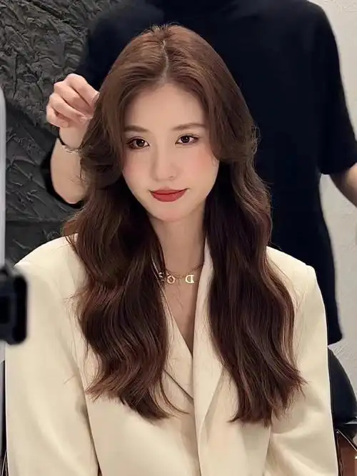 超显气质的波浪卷发,给头发烫个波浪卷度,既时髦又能增加造型蓬松感.