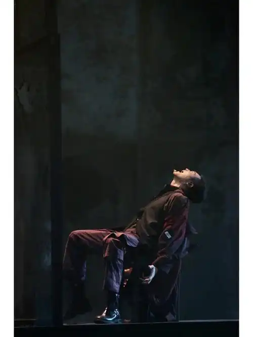 张智霖身着 anest collective 黑色小牛皮双搭扣踝靴.