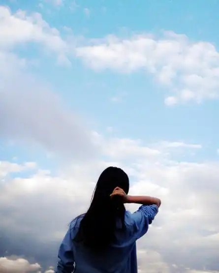 女生背影仰望天空图片