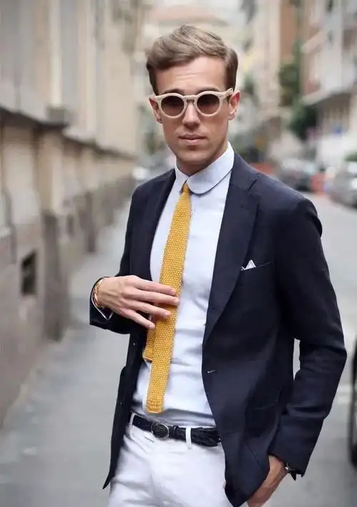 最常见白衬衫穿法当然是内搭