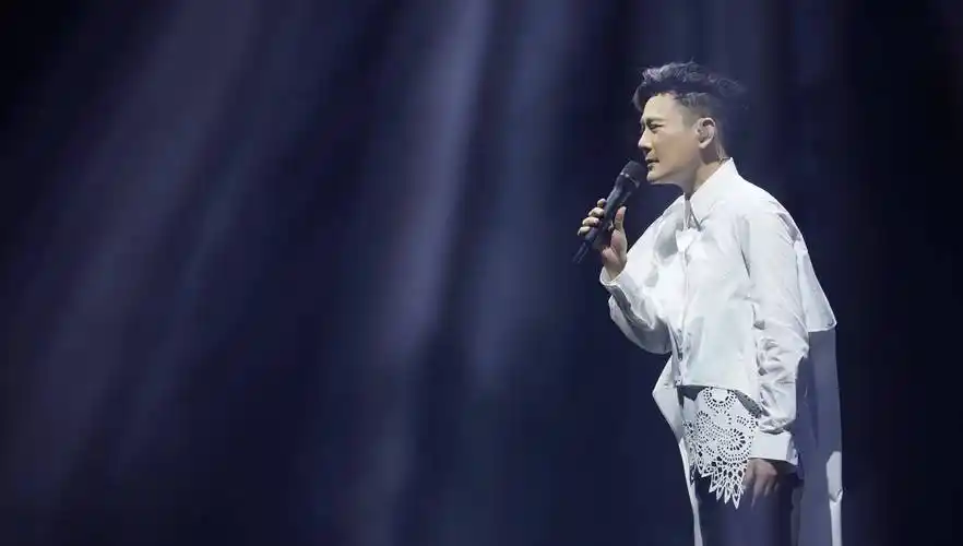 0唐山站视觉效果惊艳观众,情歌王子张信哲巡演惊喜不断_歌曲_时间