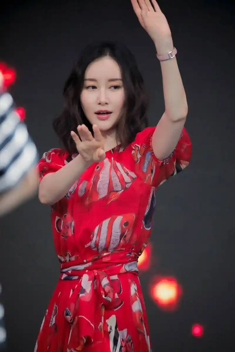 舒畅工作室发布一组图片:红色的连衣裙给人不一样的视觉效果