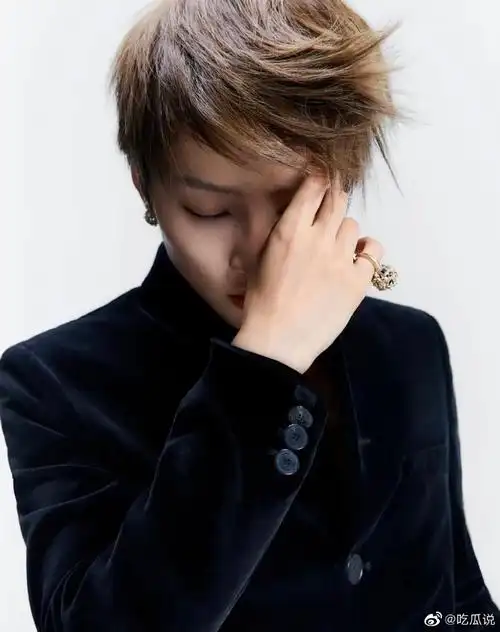 刘雨昕金发烟熏妆