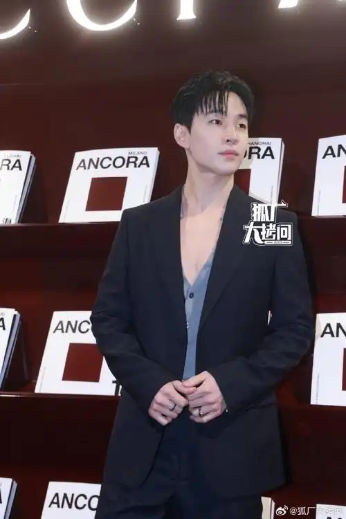 刘宪华深v内搭#刘宪华今日gucci晚宴造型出图也太迷人了,这胸肌这身材