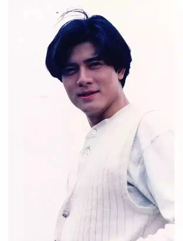 郭富城年轻时超帅照片曝光,这盛世美颜不愧是天王,感觉受到暴击