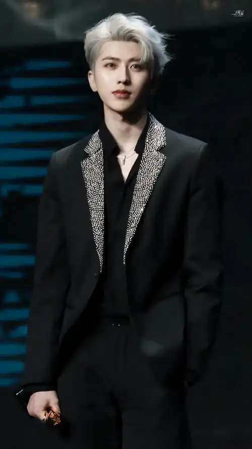 只有我在心疼你痛的话你就发18张自拍暗示一下@蔡徐坤#蔡徐坤染发