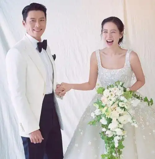 孙艺珍玄彬夫妻约会,孙仙笑得好治愈,日常装扮很时尚