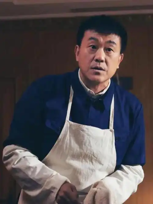 演员何冰为何结婚几十年0绯闻看看妻子是谁就知道了