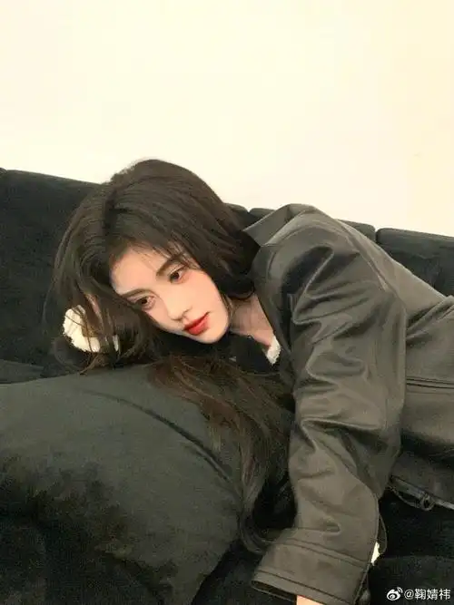 鞠婧祎晒日常随拍歪头托腮可爱十足