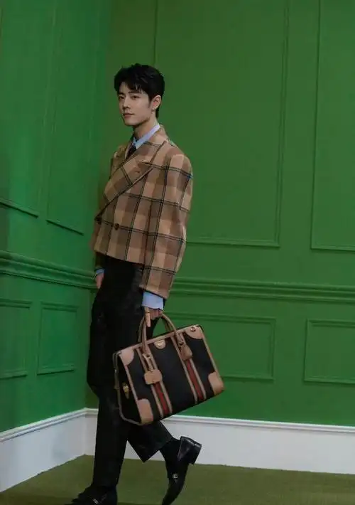 肖战工作花絮照太帅了穿短款格子外套搭直筒裤复古又时尚