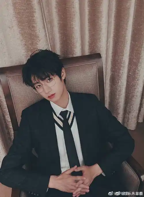 三代神颜朱志鑫用这张脸生活一定很幸福吧